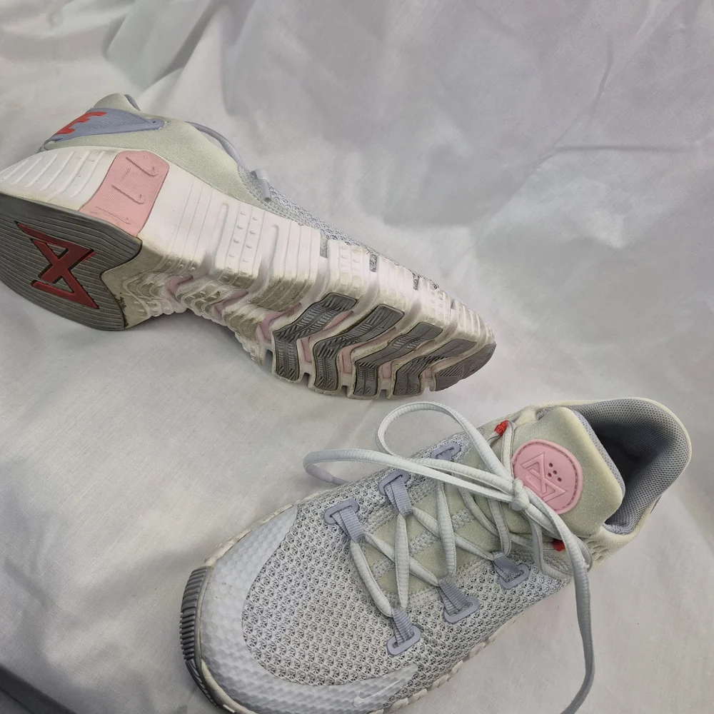 8.5 Nike Metcon‎ Athletic Shoes in Gray and Pink